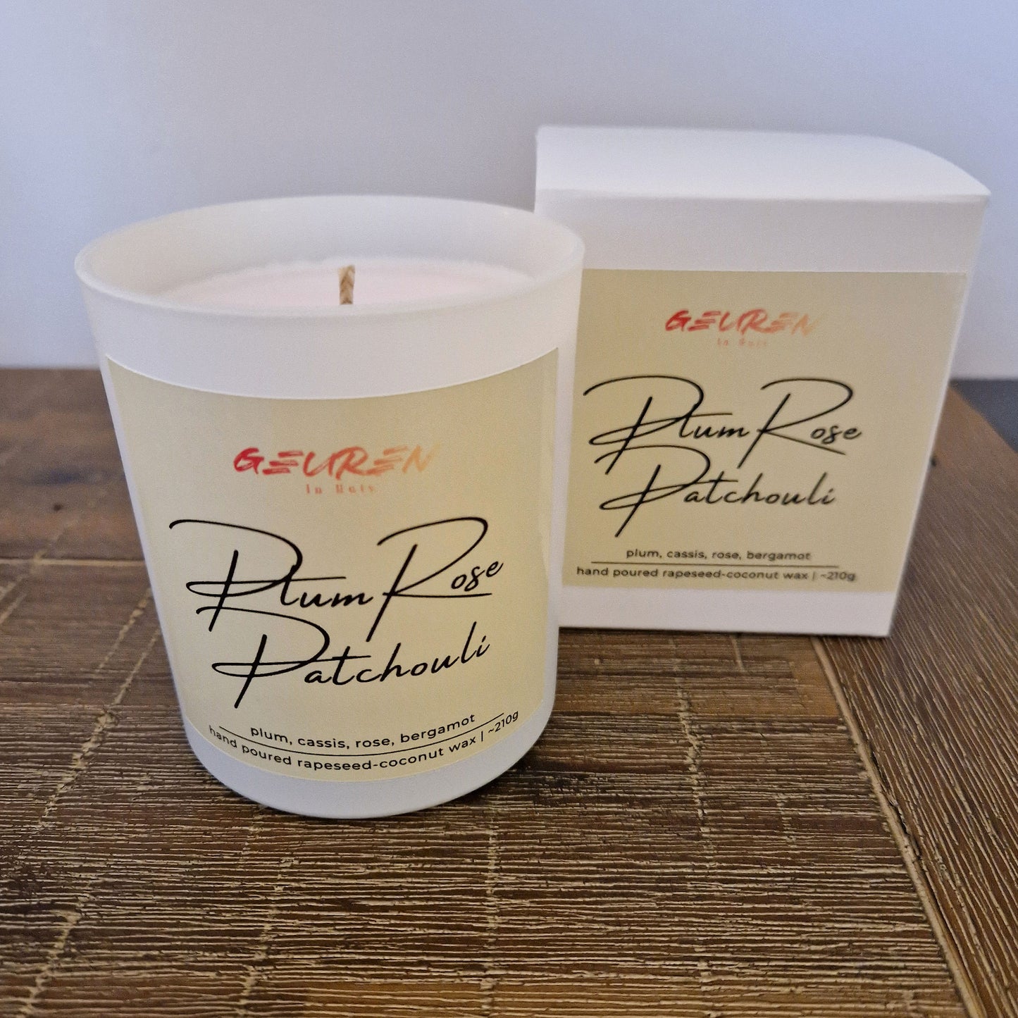 Geurkaars Plum Rose Patchouli, voorkant