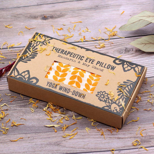 Verkwikkend ontspannend yoga oogkussen met mandarijn en may chang, voorkant liggend